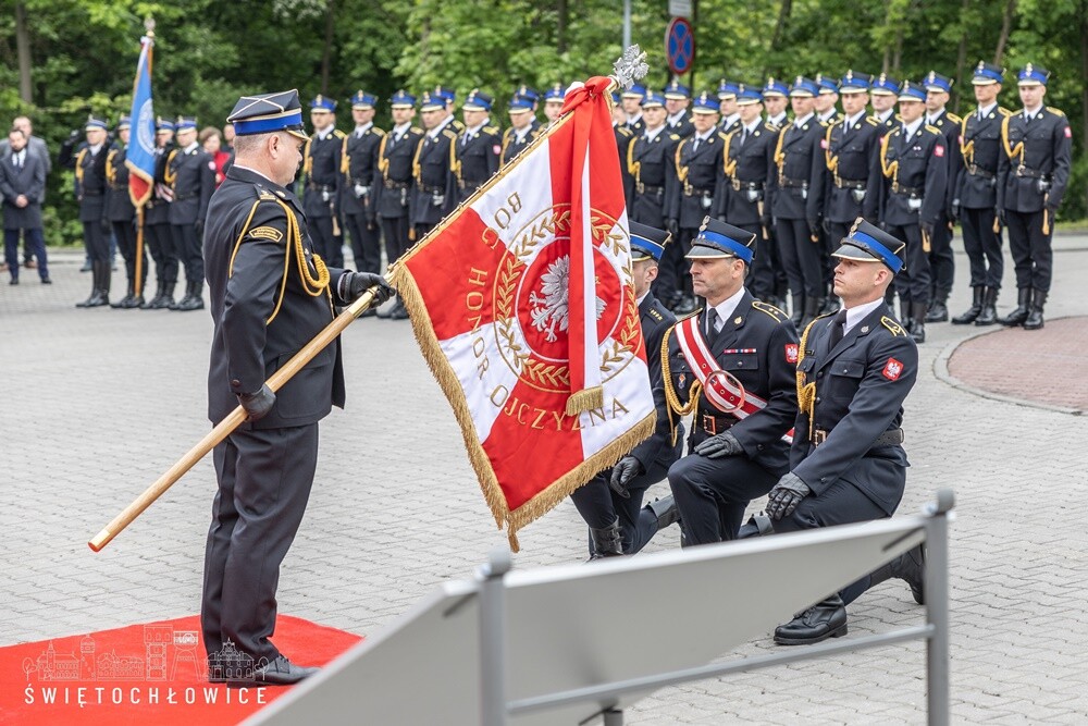 W piątek w Świętochłowicach miały miejsce tegoroczne Wojewódzkie Obchody Dnia Strażaka połączone z ceremonią nadania sztandaru Komendzie Miejskiej Państwowej Straży Pożarnej. 

fot. PSP Świętochłowice / UM Świętochłowice