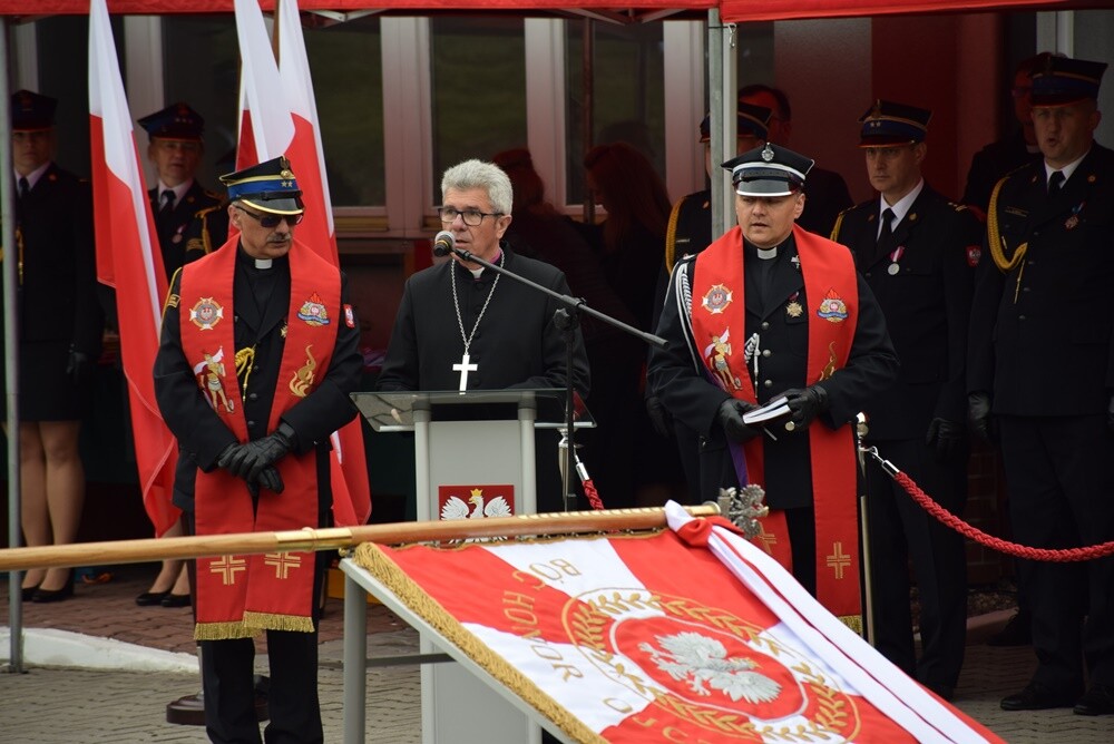 W piątek w Świętochłowicach miały miejsce tegoroczne Wojewódzkie Obchody Dnia Strażaka połączone z ceremonią nadania sztandaru Komendzie Miejskiej Państwowej Straży Pożarnej. 

fot. PSP Świętochłowice / UM Świętochłowice