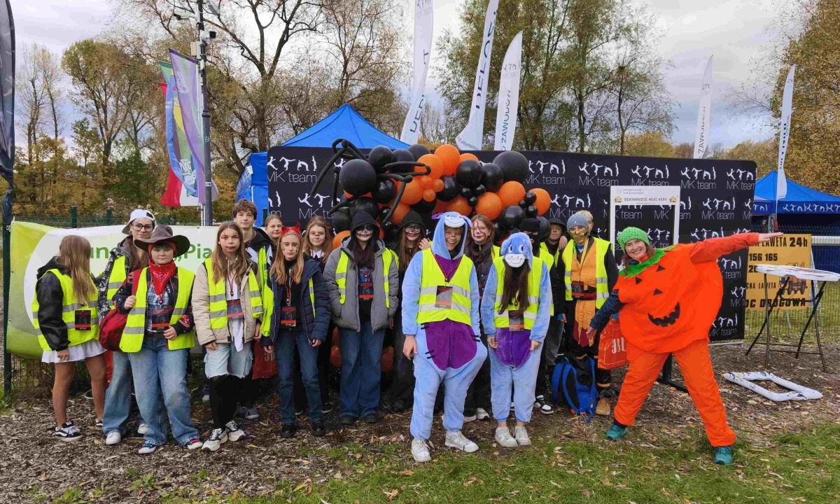 Wolontariusze z SP 2 wsparli bieg XI Nocne Marki w halloweenowym klimacie / fot. SP nr 2 w Świętochłowicach