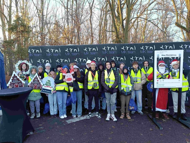 Wolontariusze z SP2 w akcji podczas Biegu Mikołajkowego