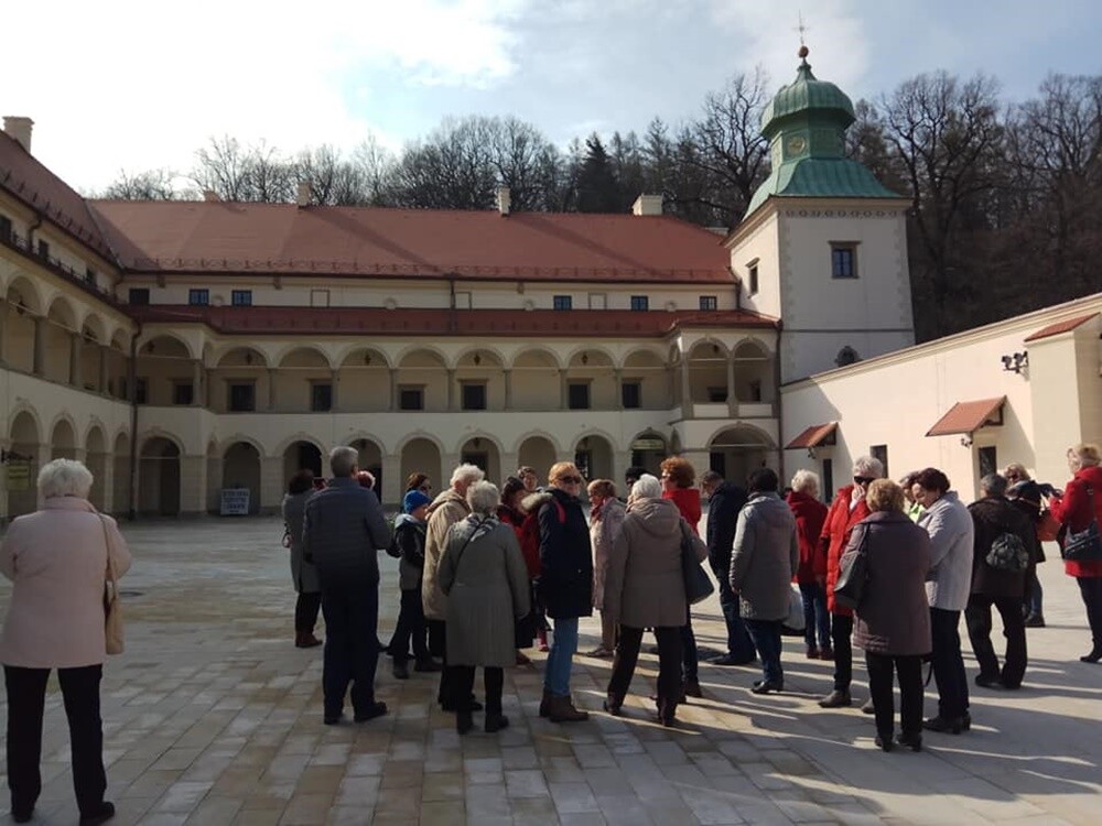 Członkowie świętochłowickiego oddziału PTTK spędzili Niedzielę Palmową w Tokarnii i Suchej Beskidzkiej.