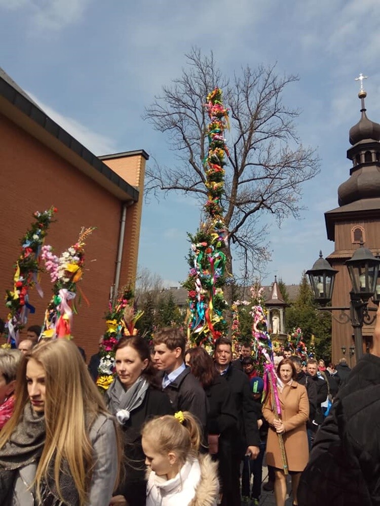 Członkowie świętochłowickiego oddziału PTTK spędzili Niedzielę Palmową w Tokarnii i Suchej Beskidzkiej.