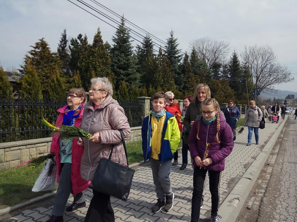 Członkowie świętochłowickiego oddziału PTTK spędzili Niedzielę Palmową w Tokarnii i Suchej Beskidzkiej.