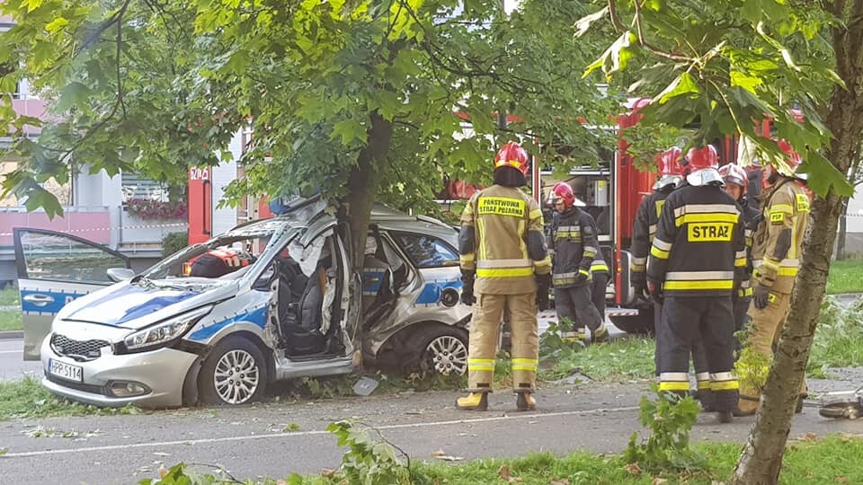 W Świętochłowicach na skrzyżowaniu ulic Korfantego i Powstańców Śląskich doszło do poważnego wypadku. Policyjny radiowóz uderzył w drzewo. Jeden z policjantów biorących udział w wypadku, został przetransportowany do szpitala przez Lotnicze Pogotowie Ratunkowe.