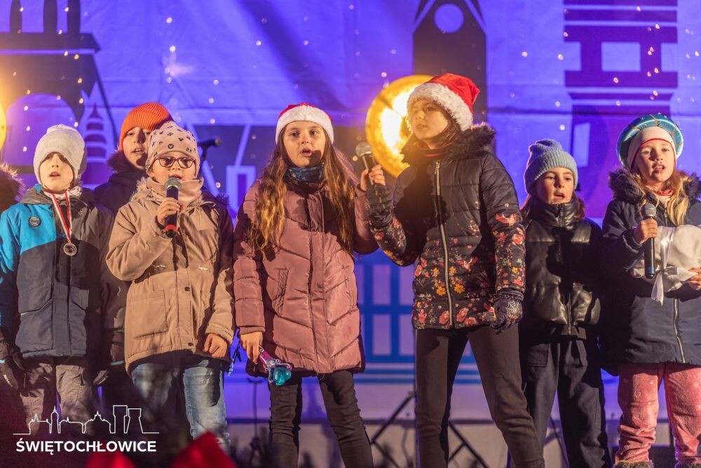 Występy świętochłowickich uczniów na Jarmarku Bożonarodzeniowym/fot. UM Świętochłowice
