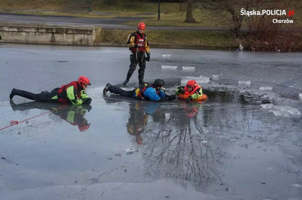 Zabawa na lodzie jest bardzo niebezpieczna! Policjanci i stra&#380;acy apeluj&#261; o rozwag&#281;