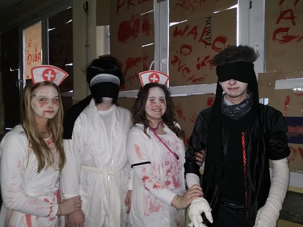 Uczniowie ostatnich klas świętochłowickich liceów świętują. Przed maturzystami studniówka. Ale zanim nadejdzie ten pierwszy i najważniejszy bal w życiu każdego ucznia kończącego szkołę średnią, czas na żakinadę!