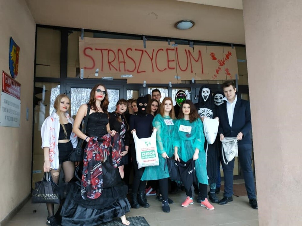 Uczniowie ostatnich klas świętochłowickich liceów świętują. Przed maturzystami studniówka. Ale zanim nadejdzie ten pierwszy i najważniejszy bal w życiu każdego ucznia kończącego szkołę średnią, czas na żakinadę!